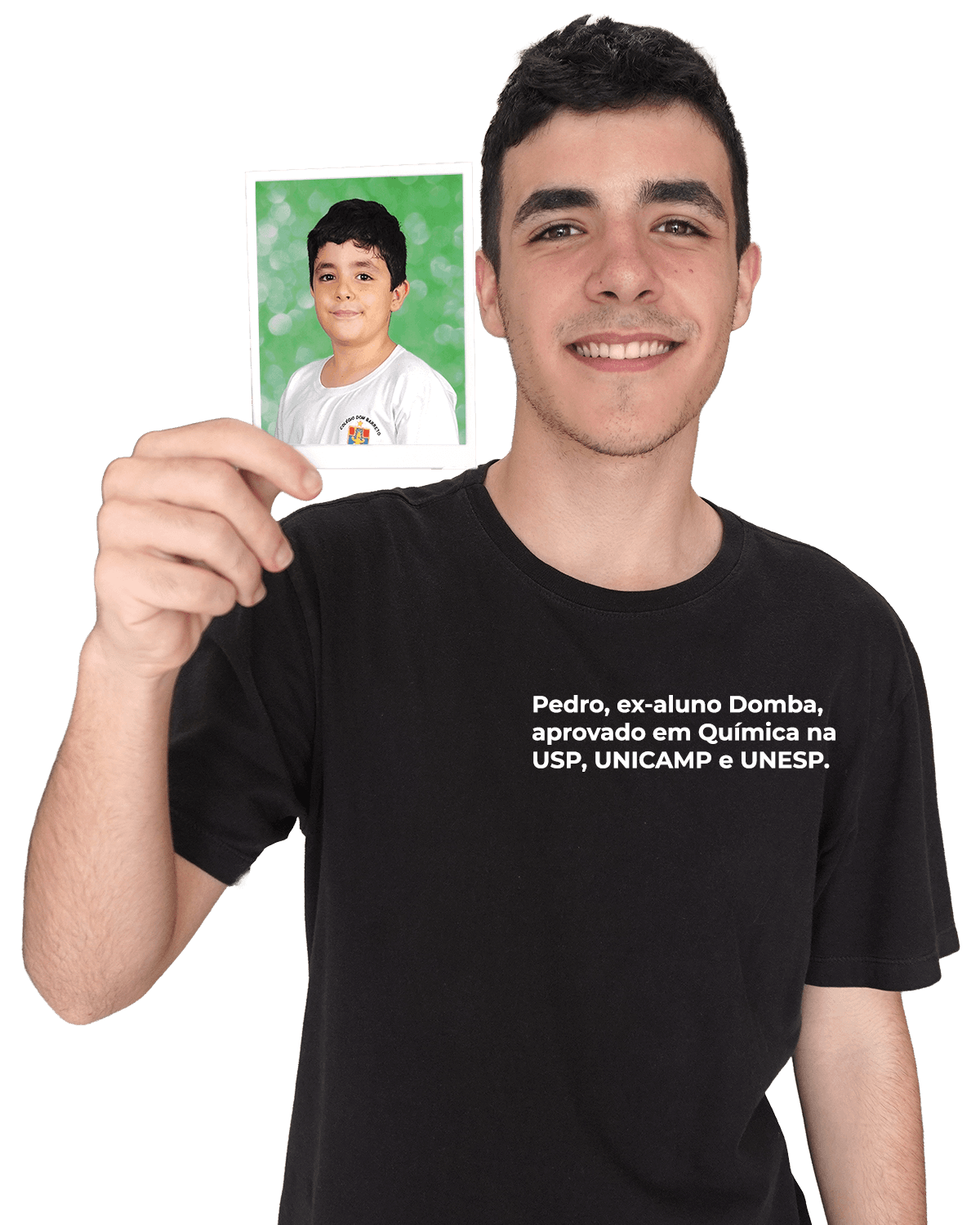 Ex-aluno do Colégio Dom Barreto segurando uma foto de quando era criança na escola